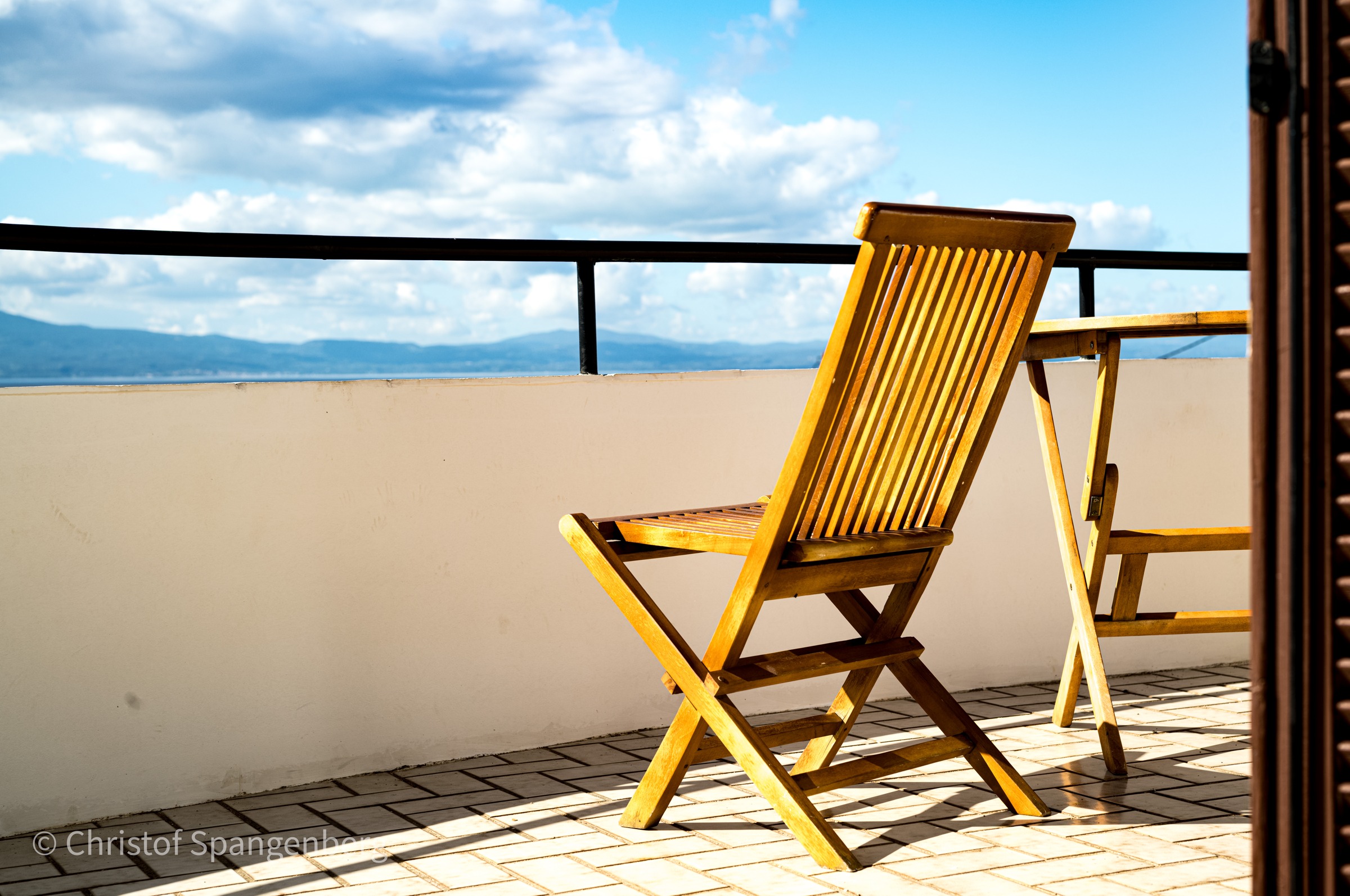 Sitzplatz auf dem Balkon mit Blick über die Bucht