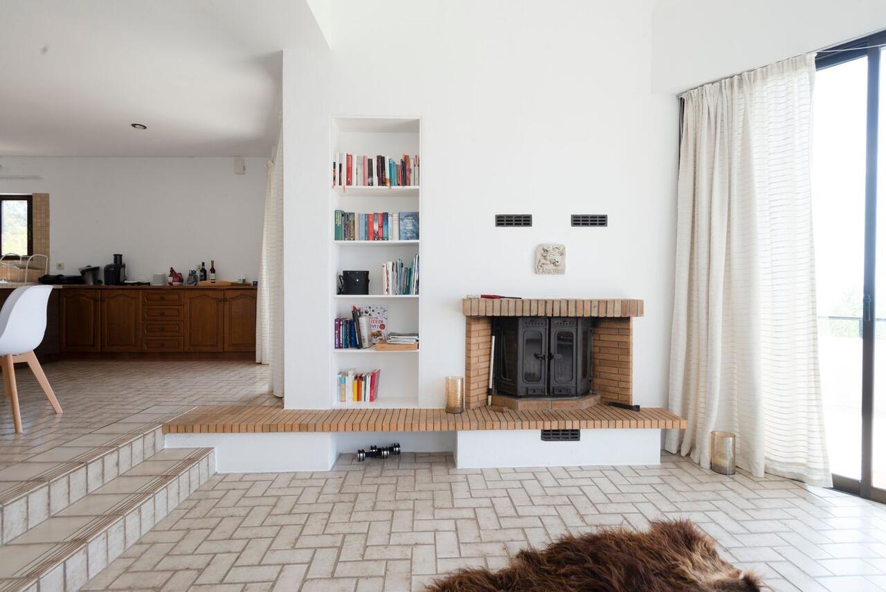 Kamin im Wohnraum der Villa